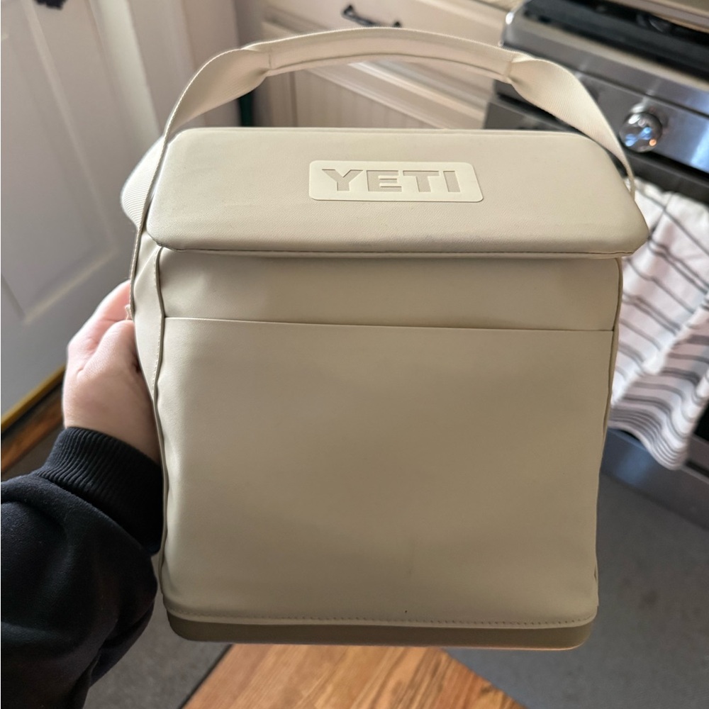 Yeti Daytrip 6l lunch bag.
